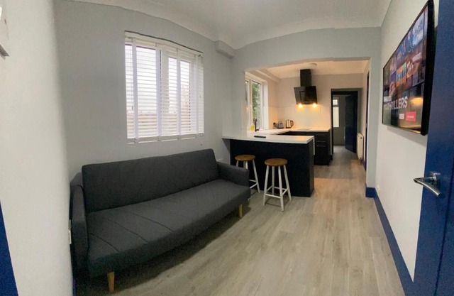 Harewood Lodge - Single and Double Rooms Self Serve Apartment