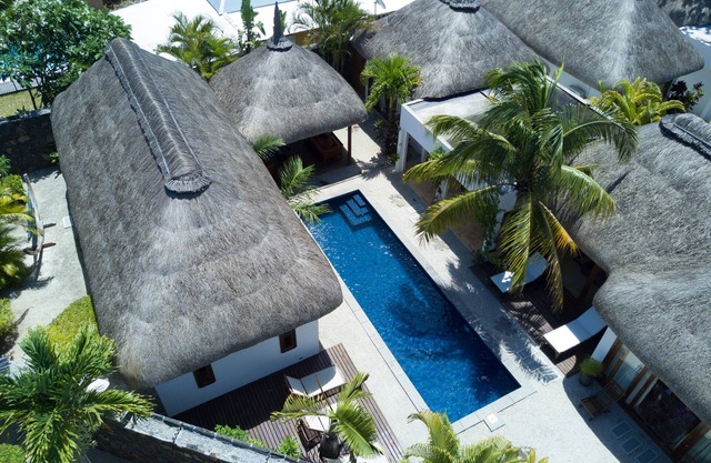 Harmonie Villa par excellence- with private garden and pool 500m from the beach