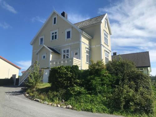 Harmonisk leilighet i villa med gratis parkering- nær sentrum ,3 soverom