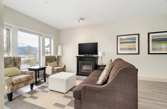 Harmony Haven 2BR Lakefront Suite