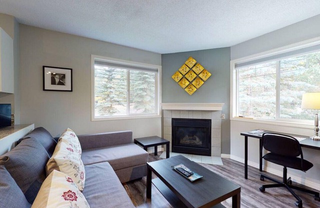 HARMONY HEIGHTS - TWO LEVEL TOWNHOUSE - HOT TUB & FIRE PIT