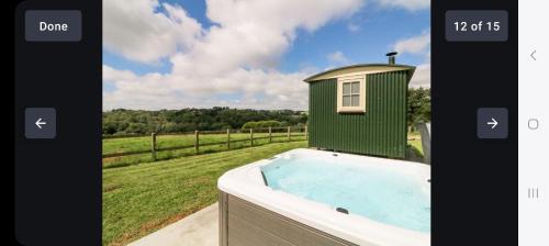 Harmony Hut Hot Tub 2 miles from beach,in rural setting Bude Cornwall