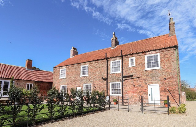 HARPHAM MANOR HOUSE, pet friendly, with hot tub in Nafferton