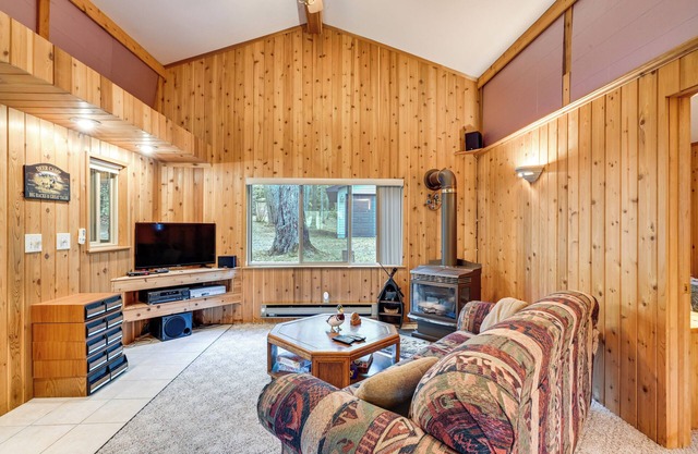 Harrison Cabin w/ Fire Pit & Elbow Lake Access!