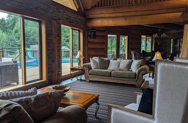 Harrison Oak Chalet/ 5 minutes to Harrison Lake, with game room & deck