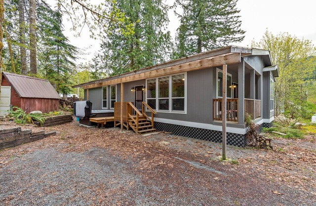 Hart Haus at Stevens Pass- spacious w/ hot tub, EV charger, enclosed yard for pets!