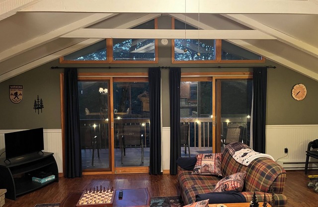 Harvest Moon Lodge- 3 Bedroom 1 Bathroom Cabin in The Hideout, Lake Ariel, PA