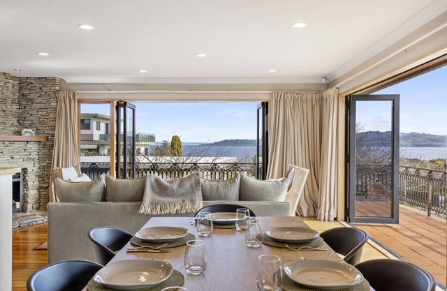 Harvey Lake House - stylish comfort with lake views