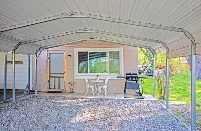 Harvey’s House - Peaceful Fort Gibson lake area studio w/ carport on 3 acres