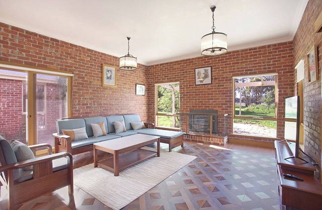 Hasting Homestead by Ready Set Stay