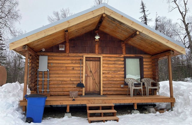 HATCHER PASS BEAR DEN CABIN