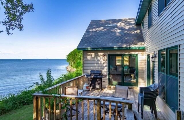 Hatetoquitit, oceanfront home in Owls Head