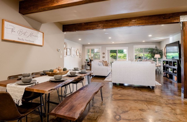 Haugen Home - Lower Level Home Sleeps 9 Private Patio w/ Fire Pit