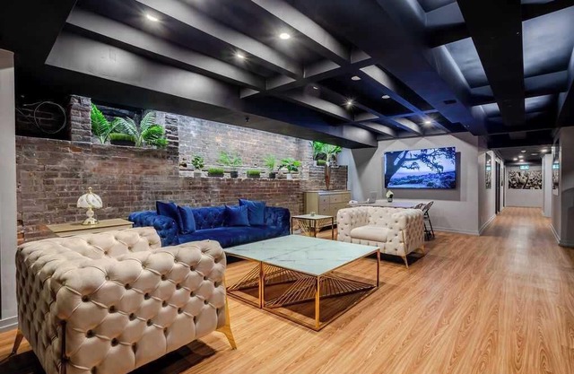 Haus Queen – Downtown MTL Vibe
