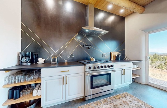 Haven in Arroyo Hondo: Stylish 4-Bedroom Retreat with Stunning Views