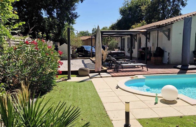 Haven of peace with heated pool, 30 minutes from Bordeaux and the ocean.
