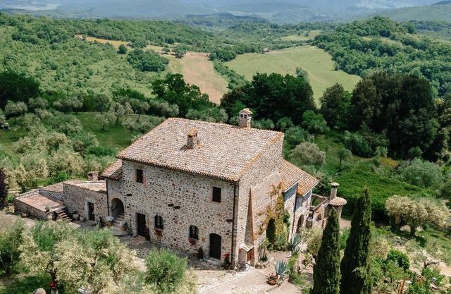 Haven of peace and relaxation, surrounded by greenery, with swimming pool, just a stone's throw from Rome.