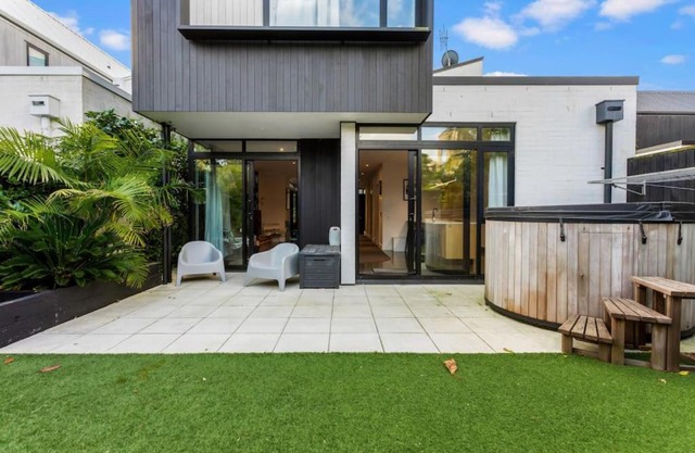 Havenview Residence with courtyard