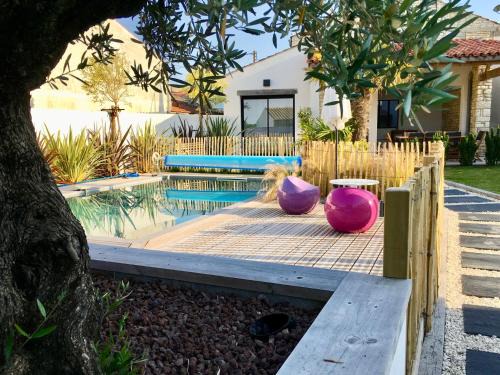 Havre de paix, studio de charme avec jardin, terrasse ensoleillée et piscine privée