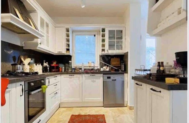 Havuz olanağı sunan bahçeli villa