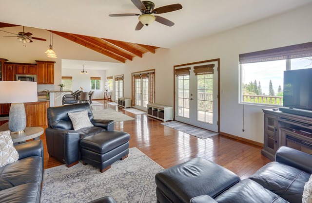 Hawaiian Retreat w/ Ocean Views in Captain Cook!