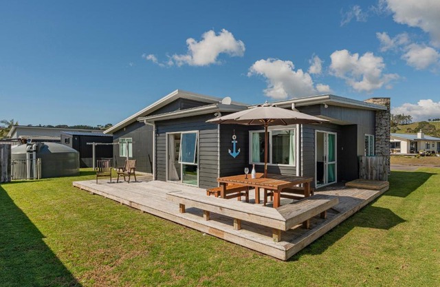 Hawk Hill Getaway - Cooks Beach Holiday Home