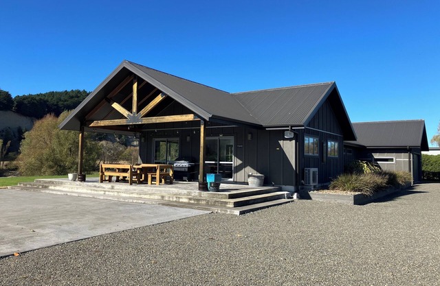 Hawkes Bay Riverside Peaceful Paradise