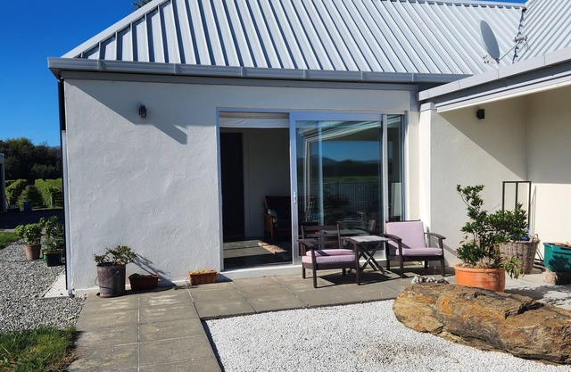 Hawkesbury Oaks Vineyard accommodation. Quiet apartment surrounded by vines.