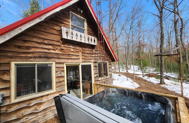 Hawkins Hideout Luxury Cabin, Wi-Fi, Hot Tub!