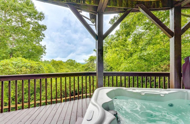 Hawk’s View Chalet - Hot Tub + Mountain Views