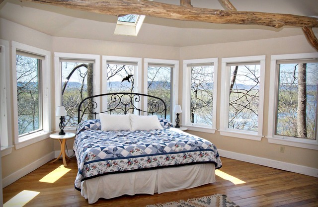 Hawks View's Marsh Hawk Cottage
