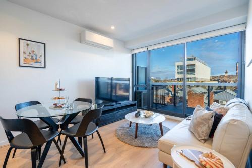 Hawthorn 1BR Apartment - Close to Swinburne & Shops