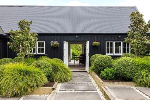 Hawthorn Cottage - Deluxe Private Guesthouse