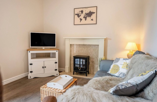 HAWTHORN COTTAGE, pet friendly, with open fire in Eppleby