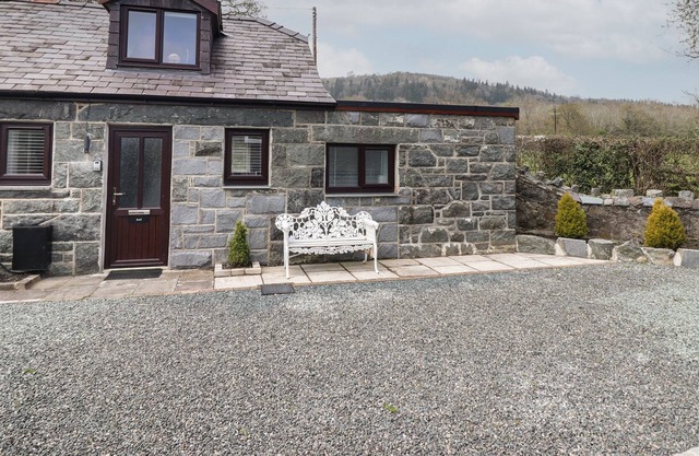 HAY COTTAGE, romantic, character holiday cottage in Conwy