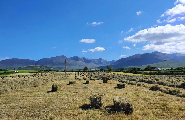 Hayfield View Charming 2-bedroom cottage in beautiful Beaufort, Killarney, WIFI