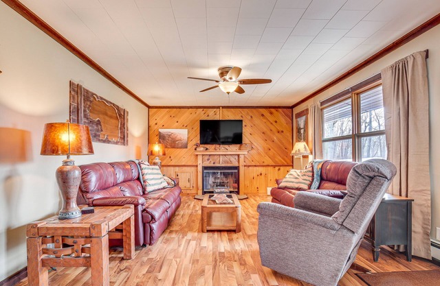 Hayward Home w/ Private Deck, Fire Pit & Kayak!