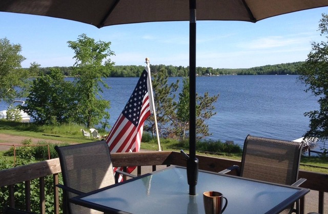 Cabina de Hayward Wisconsin ubicada en el lago Nelson. 7 bares / restaurantes en el lago.