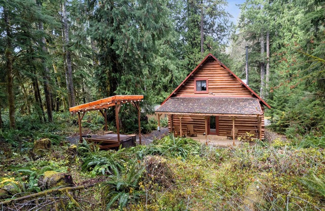 Hazard's Hideaway, a Log Cabin with WiFi, EV Charger & Hot Tub, 3mins from park!