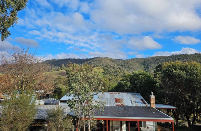 Hazy Hill Estate, a renovated Miners Cottage, surrounded by nature