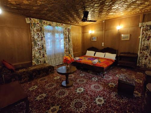 Hb Alps houseboat