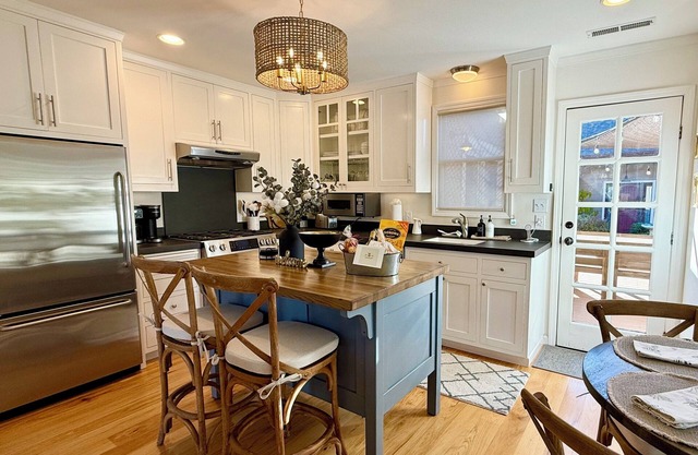 Healdsburg Plaza Charmer w/ Hot Tub!