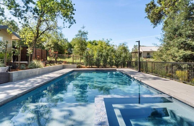 Healdsburg Modern Sleeps 8, pool, spa, firepit