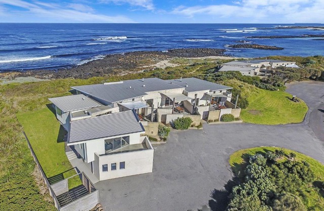 Hearns Beachside Villa 1