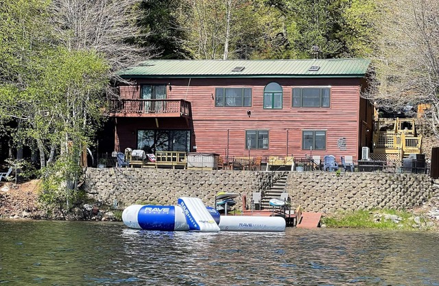 Heart Lodge Lakefront, great fishing and swimming with kayaks and paddle Bds!