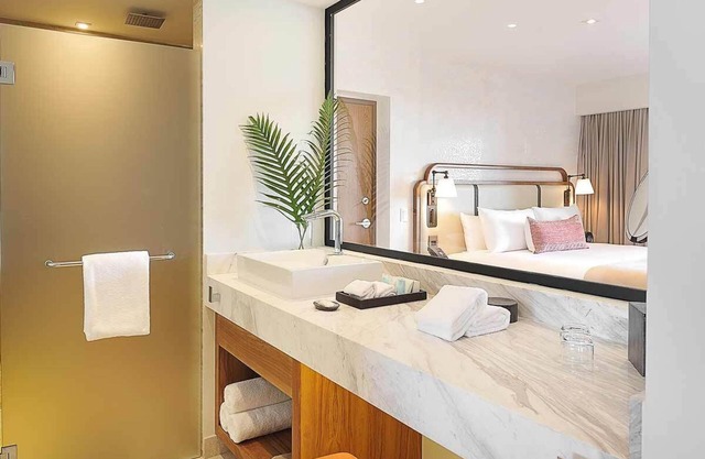 Heart of Cabo w/ Jacuzzi & Ocean Views