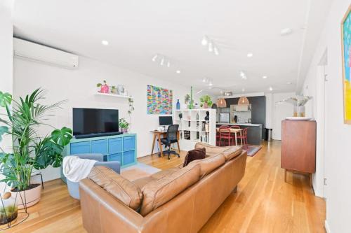 Heart of Collingwood spacious Apt with Parking