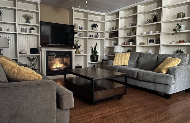 Heart of downtown w/ private backyard. Walk to Elora Mill!