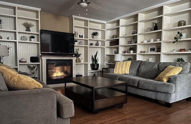 Heart of downtown w/ private backyard. Walk to Elora Mill!