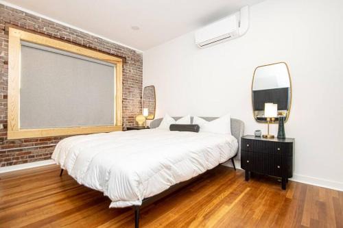 Heart of Downtown, Walk to Bathhouses, Restaurants Room # 202